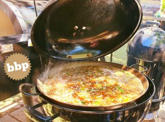 PAELLA-EM-BARBECUE-GRELHADOR-A-CARVÃO-WEBER
