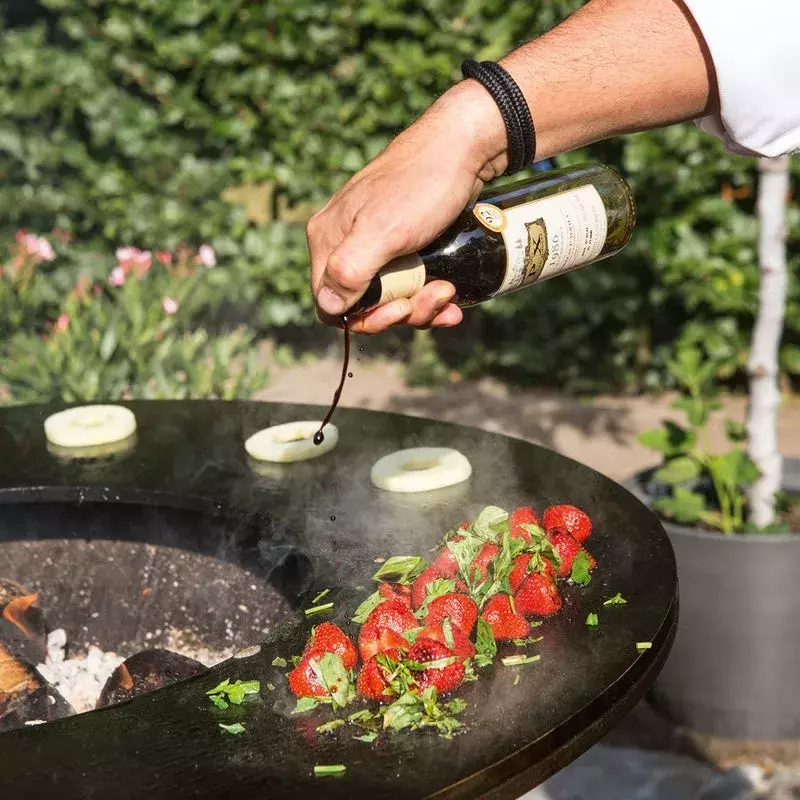 Barbecue a lenha com espaço de armazenamento - OFYR Ilha Preta 100 Teca de madeira